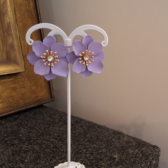 💥SALE💥Lavender Flower NEW With Gold & White Rhinestone Stud Earrings - Picture 4 of 4